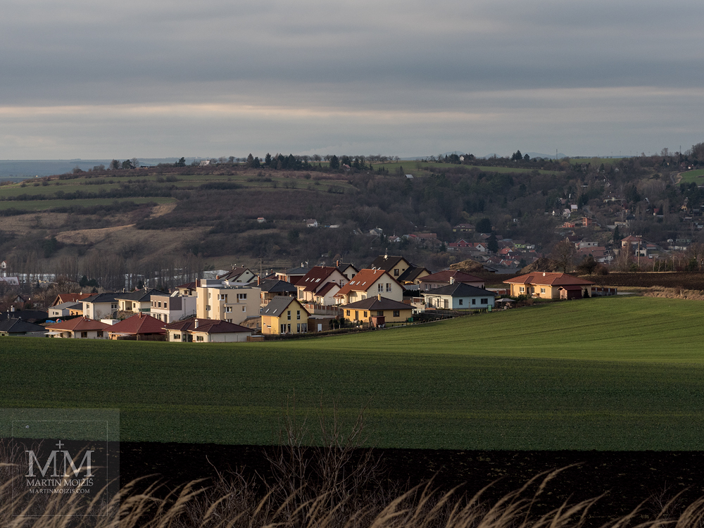 Family houses, green fields. Photograph created with the Olympus M. Zuiko digital ED 40 - 150 mm 1:2.8 PRO.